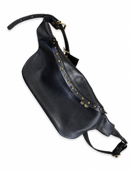 Riñonera tachas en cuero negro